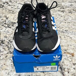 Sz 9 Adidas SL Andridge Black and White Sneakers